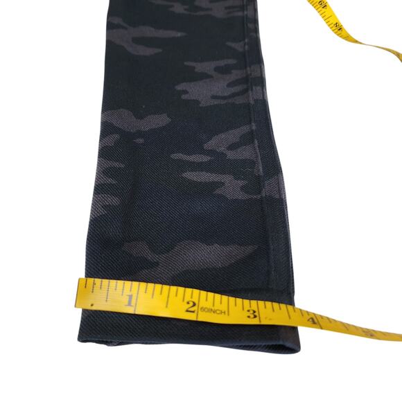 SPANX Womens Cropped Look At Me Now Leggings Size Medium Black Camo Seamless - Picture 11 of 11